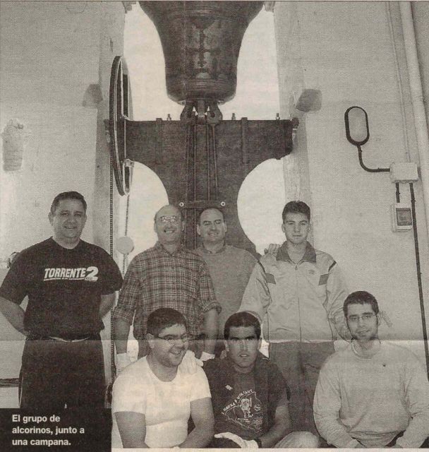 El grupo de alcorinos, junto a una campana - Foto NOMDEDEU