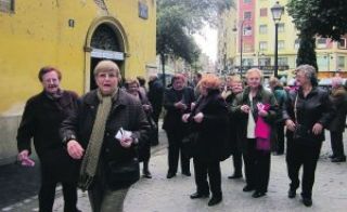 Varias vecinas de Villar del Arzobispo, tras guardar cola para conseguir los panets bendecidos de Santa Lucía - Autor: LP