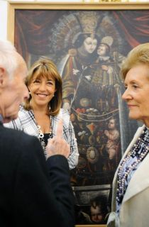 Trini Miró, ante el cuadro de la Virgen, junto a Carmen Pérez (dcha.) y Francesc Llop.LP