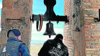 Instalación de la campana en la iglesia de Alcalá de Gurrea. - Autor: S. E. / DIARIO DEL ALTO ARAGÓN