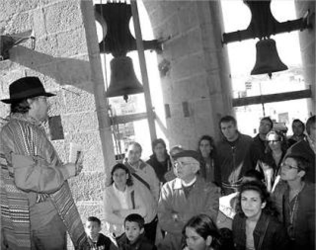 SALA DE LAS CAMPANAS. Los visitantes conocieron las campanas, cada una con nombre de persona.