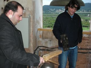Campaners de Morvedre fent sonar les matraques de mà dalt del campanar