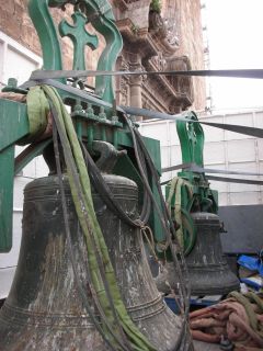 Las campanas preparadas para viajar a los talleres de Electrorecamp SL donde serán restauradas.