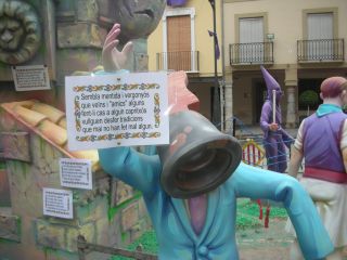 Diu el text de la crítica:  SEMBLA MENTIDA I VERGONYÓS / QUE VEÏNS I AMICS ALGUNS / FENT-LI CAS A ALGUN CAPRITXÓS / VULLGUEN DESFER TRADICIONS / QUE MAI NO HAN FET MAL ALGUN 