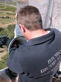 Un restaurador con la campana de la Ermita de Sant Cristòfol de Sagunto. 
