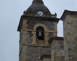 El campanario presenta un nuevo aspecto. A la derecha, la vieja campana.