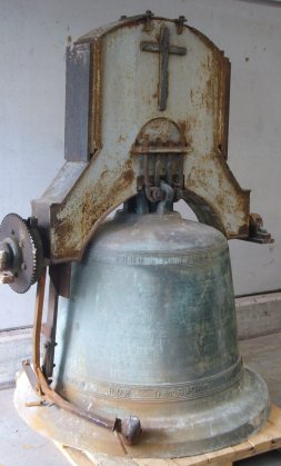 El campanario presenta un nuevo aspecto. A la derecha, la vieja campana.