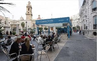 Una terraza ubicada en la plaza de Tetuán, junto a la Fundación Bancaja, con la Capitanía al fondo