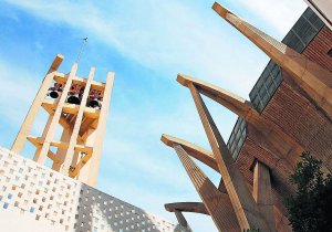 A la izquierda, el campanario de Nuestra Señora de Loreto de Duanes de Xàbia. IGLESIAS, José