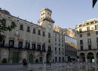 Las campanadas del reloj con el himno de Alicante se escucharán sólo a las horas - Autor: ARJONES, Rafa