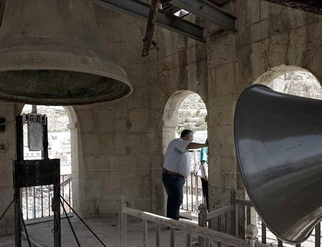 Interior de la torre del reloj del Ayuntamiento con la campana que produce las campanadas