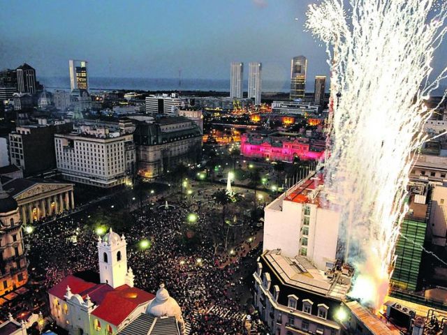 Final. La vista desde el campanario del Palacio de la Legislatura y los fuegos artificiales. - Autor: CLARÍN