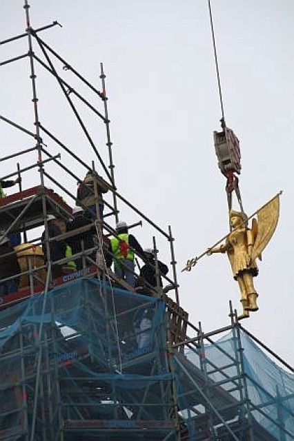 Una grúa subió la veleta a la torre de San Sebastián - Autor: FUENTES, Antonio