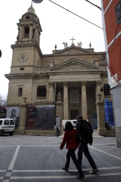 Fachada de la Catedral de Pamplona con las puertas abiertas. - Autor: CORDOVILLA