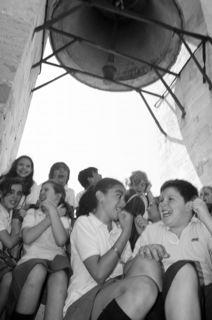Alumnos en la terraza, escuchando las campanadas del Micalet - Autor: MARTÍNEZ ROIG, Eliseo