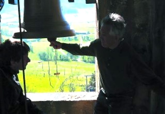 Aprendiendo. Pedro tocando y Gorka siguiendo con atención, en las campanas de Azatza.