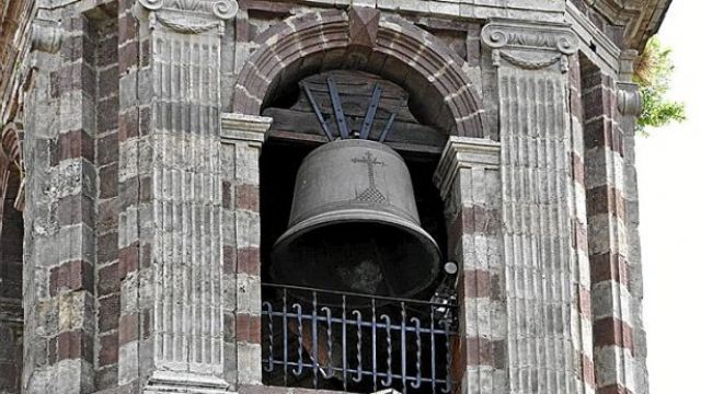 La cruz grabada en las campanas es odiada por el demonio, como en la parroquia de Elizondo - Autor: ONDIKOL