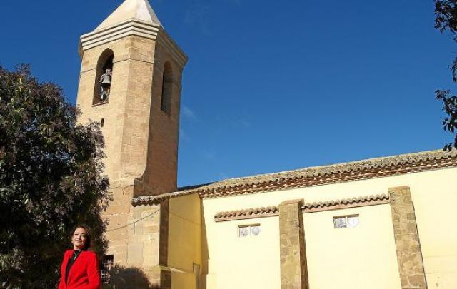 La alcaldesa, Celsa Rufas, junto a la recién rehabilitada torre de la iglesia - Autor: PUÉRTOLAS, Patricia
