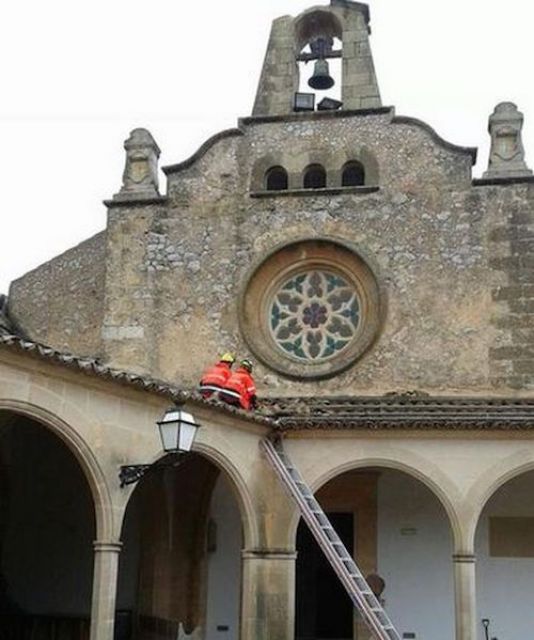 Un llamp esbuca part del campanar del santuari de Monti-sion de Porreres - Autor: lo nostro