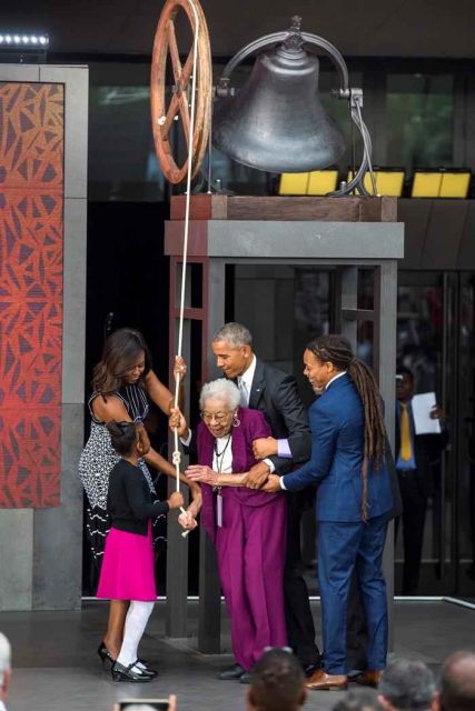 El presidente estadounidense, Barack Obama, y la primera dama, Michelle Obama, posan con cuatro generaciones de la familia Bonner, descendientes de esclavos, después de inaugurar este sábado 24 de septiembre de 2016 el Museo Nacional de la Historia y Cultura Afroamericana con el sonido de “la campana de la libertad” en Washington - Autor: EFE