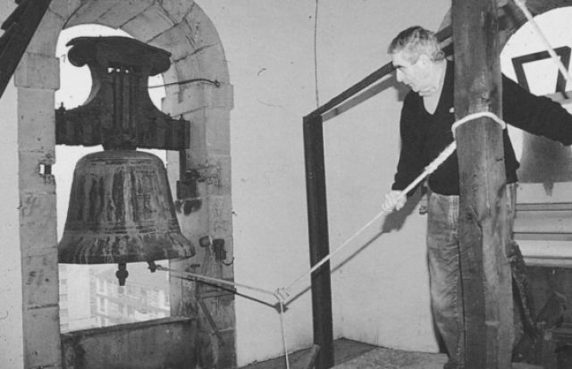 Toque de campana. Beasain (Gipuzkoa) - Autor: ZUFIARRE, Josetxo - ARCHIVO FOTOGRÁFICO LABAYRU FUNDAZIOA