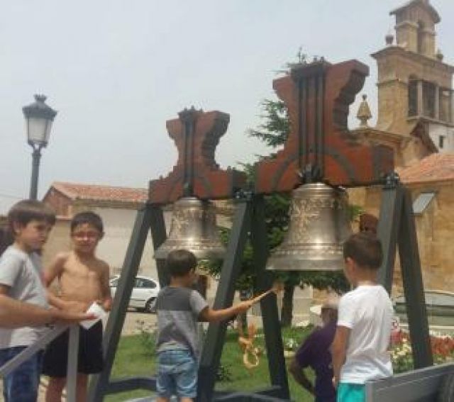Un grupo de niños practica con las campanas. - Autor: RAMOS, S. /LA OPINIÓN