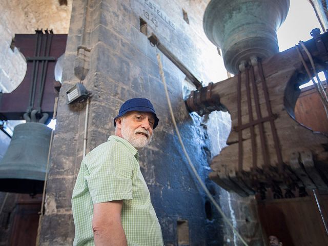Francesc Llop, con una de las campanas de la Catedral de Valencia. - Autor: GUTIÉRREZ, Víctor / AVAN