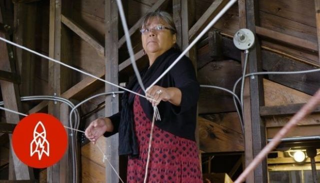 La enredada danza para tocar campanas de catedral de Alaska - Autor: TARINGA!