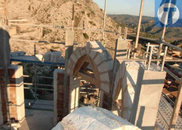 Imagen de la construcción artesanal de uno de los arcos apuntados de la nueva Torre de San Miguel de Castellote - Autor: MMT ARQUITECTOS