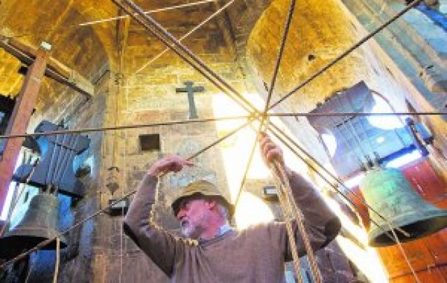 Llop hace una indicación ayer mientras toca las campanas de la Catedral. - Autor: TORRES, Damián