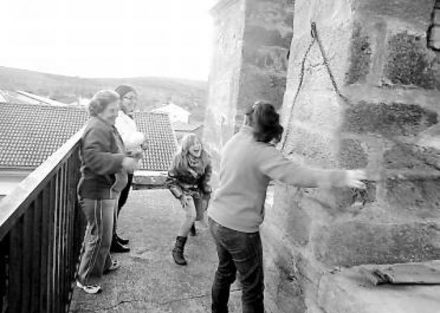 Varias mujeres tocan las campanas en la torre de la iglesia de Peque - Autor: SAAVEDRA, A.