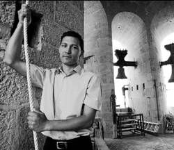 Fabio toca una de las ocho campanas de volteo del Fadrí - Autor: POYATO, Francisco
