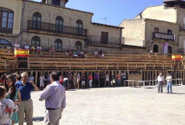 Vecinos de Fermoselle, con el alcalde Alejandro Fermoselle (de espaldas) durante el sonido de la campana - Autor: MOYA