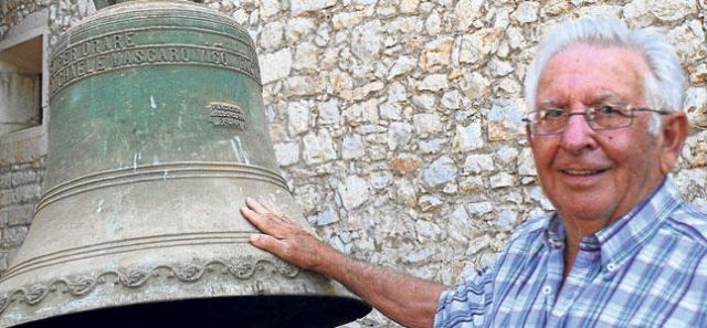 Antonio Pons junto a una de las campanas que tañe a diario. - Autor: M. V. C.