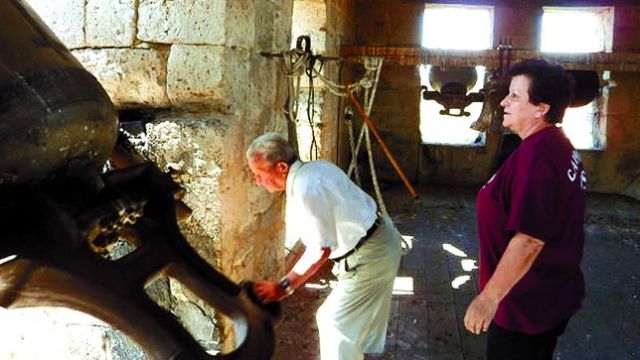 Francisco toca las campanas junto a su hija Felisa - Autor: Diario de Burgos