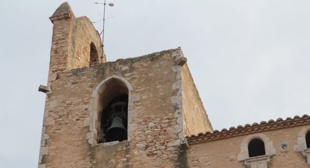 La campana de l'església de Begur, que ha deixat de repicar durant les nits, ahir al migdia - Autor: AGULLÓ, Emili