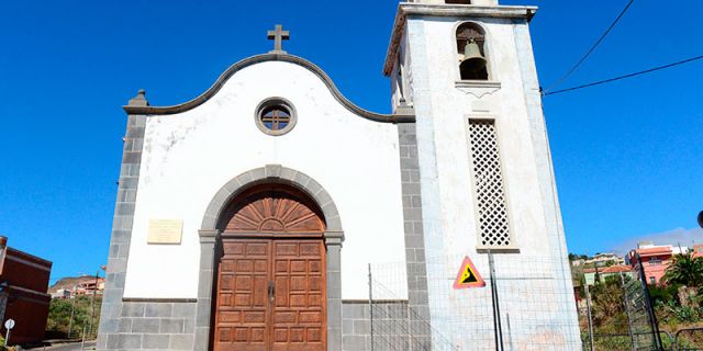 El entorno de la torre de la iglesia permanece vallado por los posibles desprendimientos - Autor: MÉNDEZ, S.