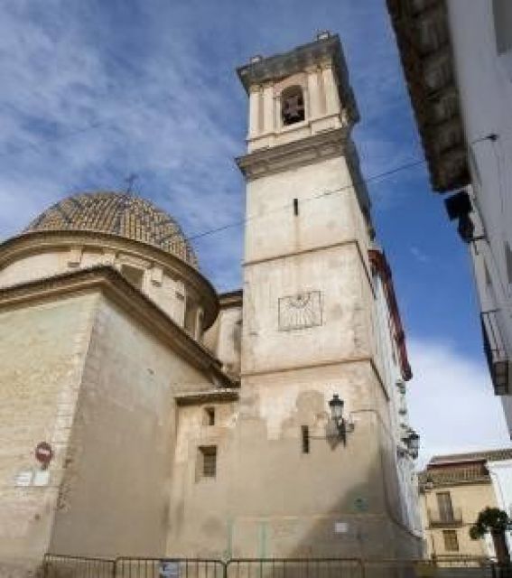 Petrés valla el campanario por el peligro de derrumbe  - Autor: LEVANTE-EMV