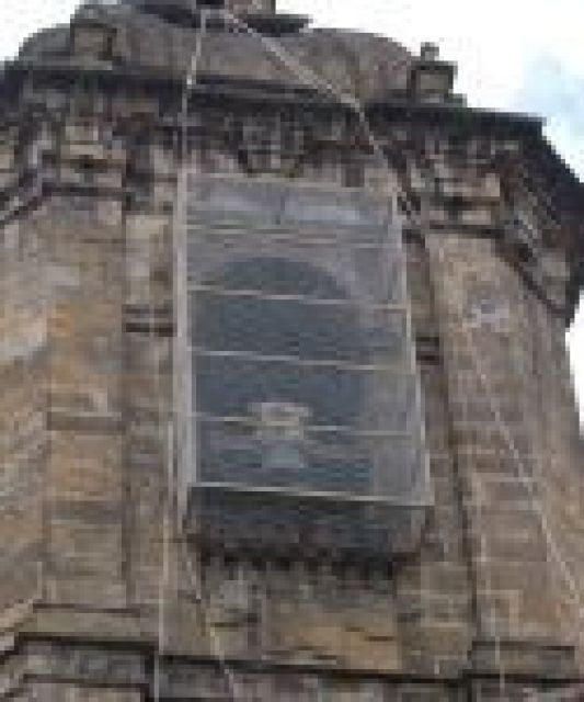 Una de las redes colocadas ayer en el campanario de la Asunción. [ARESTI]