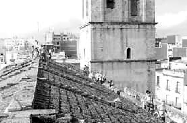 En lo alto. Los visitantes comprobaron de cerca el estado del campanario.