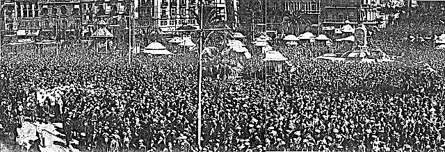 Enorme multitud esperando en los jardines de la plaza de Castelar y en la avenida de Amalio Gimeno, frente al Ayuntamiento, el día de San José a las doce, el momento de oír el carillón de la ciudad, cuya inauguración tuvo lugar dicho día con motivo de la valencianísima fiesta de las fallas.