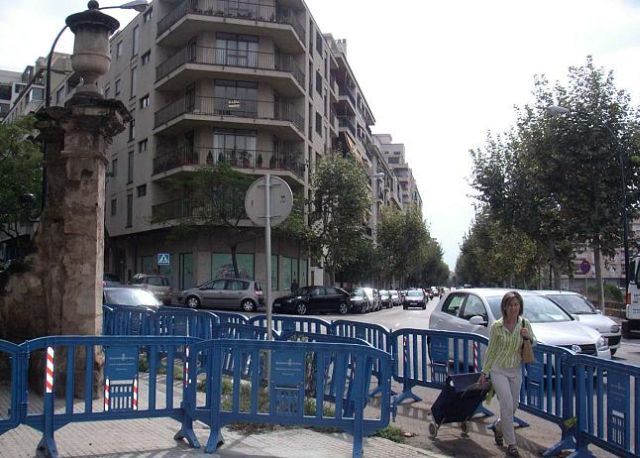 Las vallas que rodean el pilar al que se le desprendieron piedras en junio.