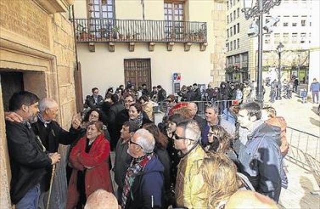 Los miembros de la colla Pixaví explican a los visitantes al Fadrí la historia del campanario - Autor: BOIA, Gabriel / MEDITERRÁNEO